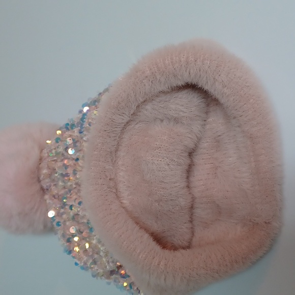 Winter hat for girls from 5-12 years old. - Picture 2 of 3